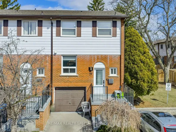 2445 Homelands Dr #25, Mississauga, ON L5K 2C6