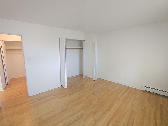 3rd image of 6211 N Kenmore Ave APT 407
