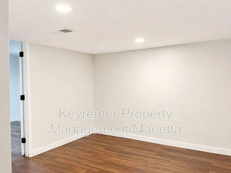 1138 Gerald Pl SW #B — Photo 13