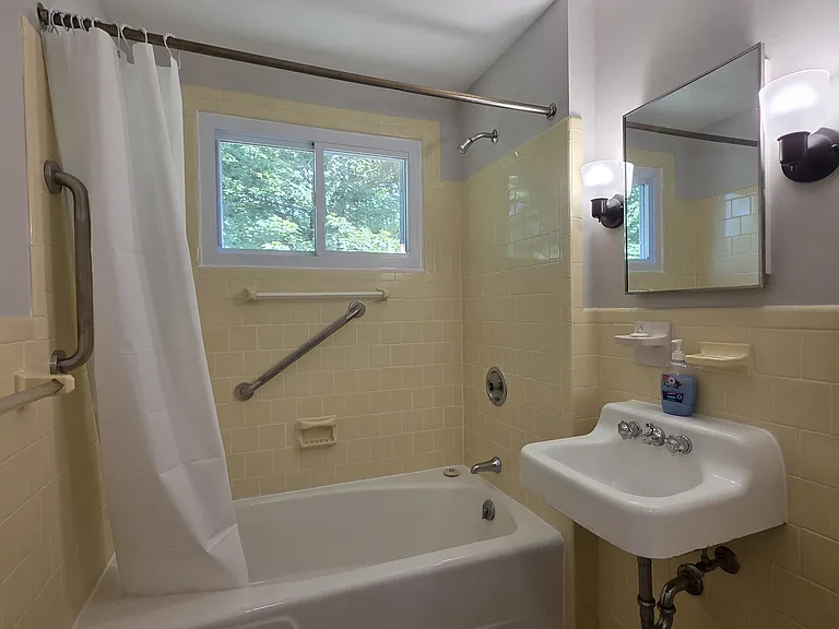  7 Chopmist Hill Rd 2ndflr 2b/1b Renovated Heatincluded! Laundry! Prkg — Photo 11