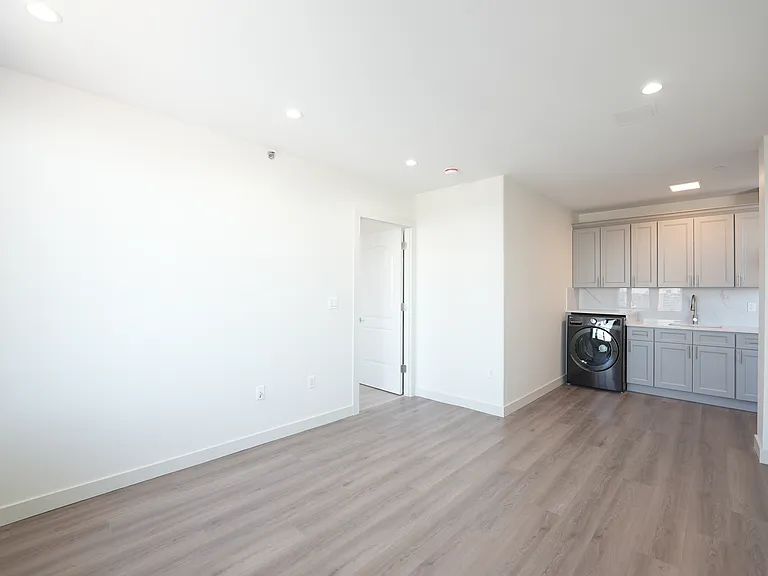 63-68 Austin St #9A — Photo 6