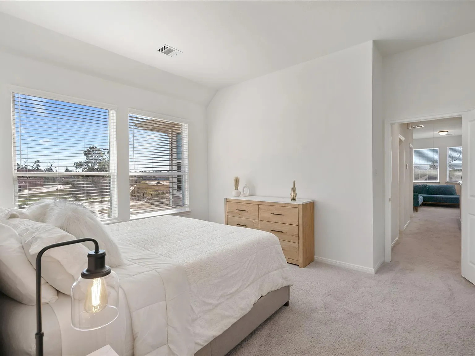 3 bed, 2.5 bath, 1646 sqft, $2,800 — Photo 2