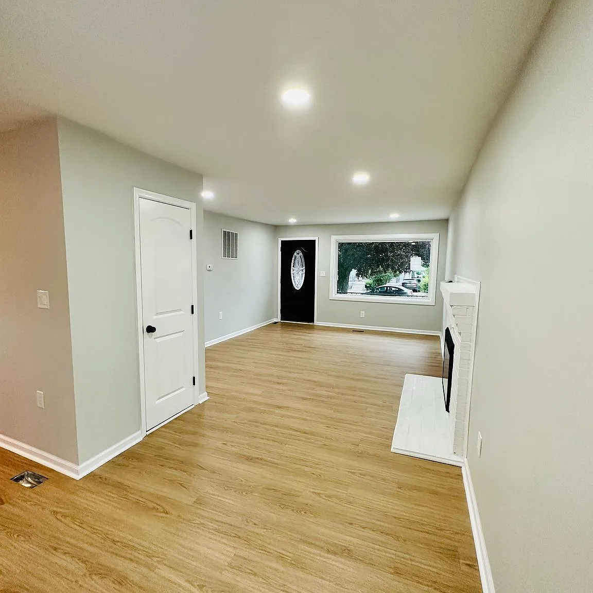 4 bed, 2.5 bath, 2742 sqft, $2,995 — Photo 2