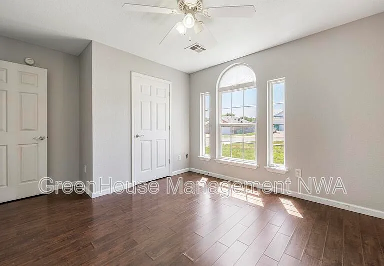 520 Dewberry Ln — Photo 17