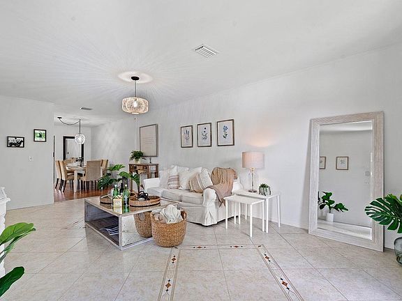 3rd image of 1369 Riverside Cir