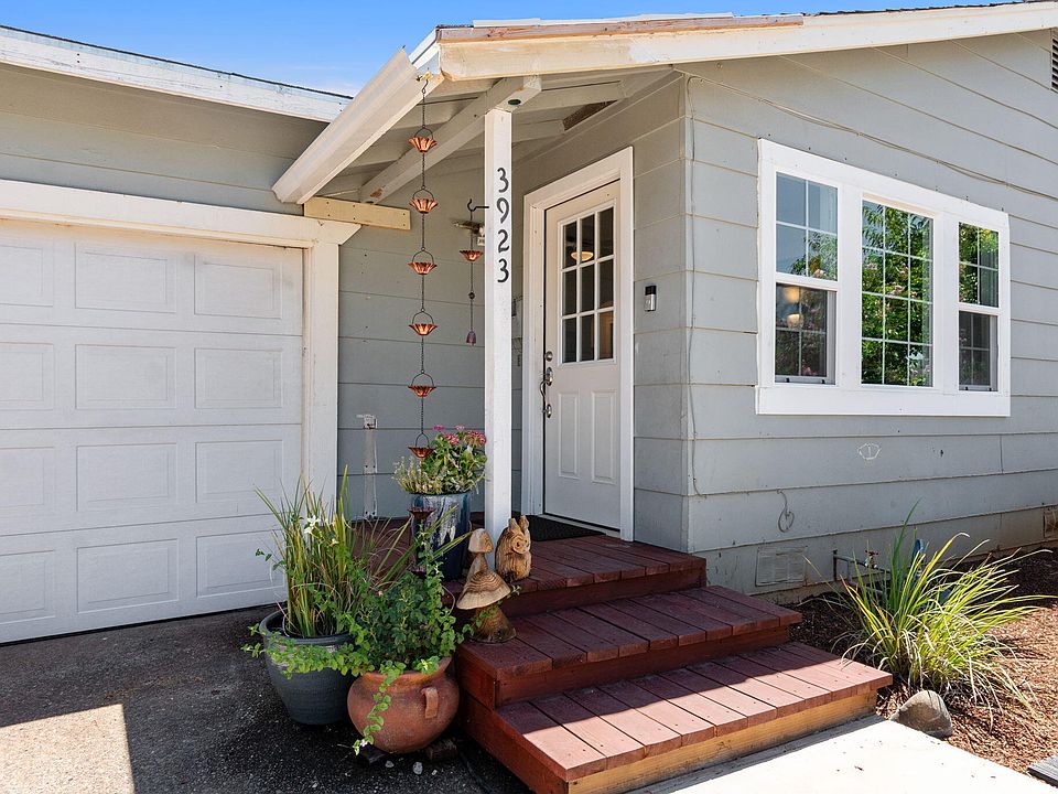 1st image of 3923 Meteor St