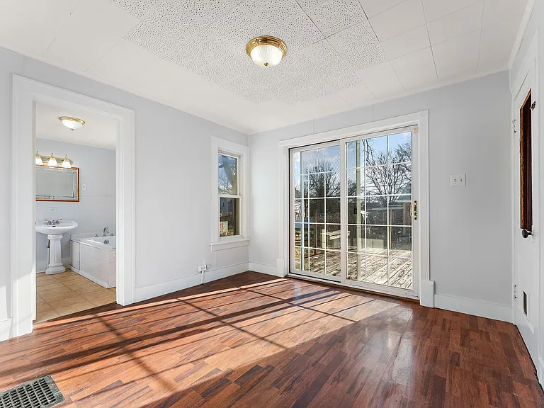 557 Chicago St — Photo 4