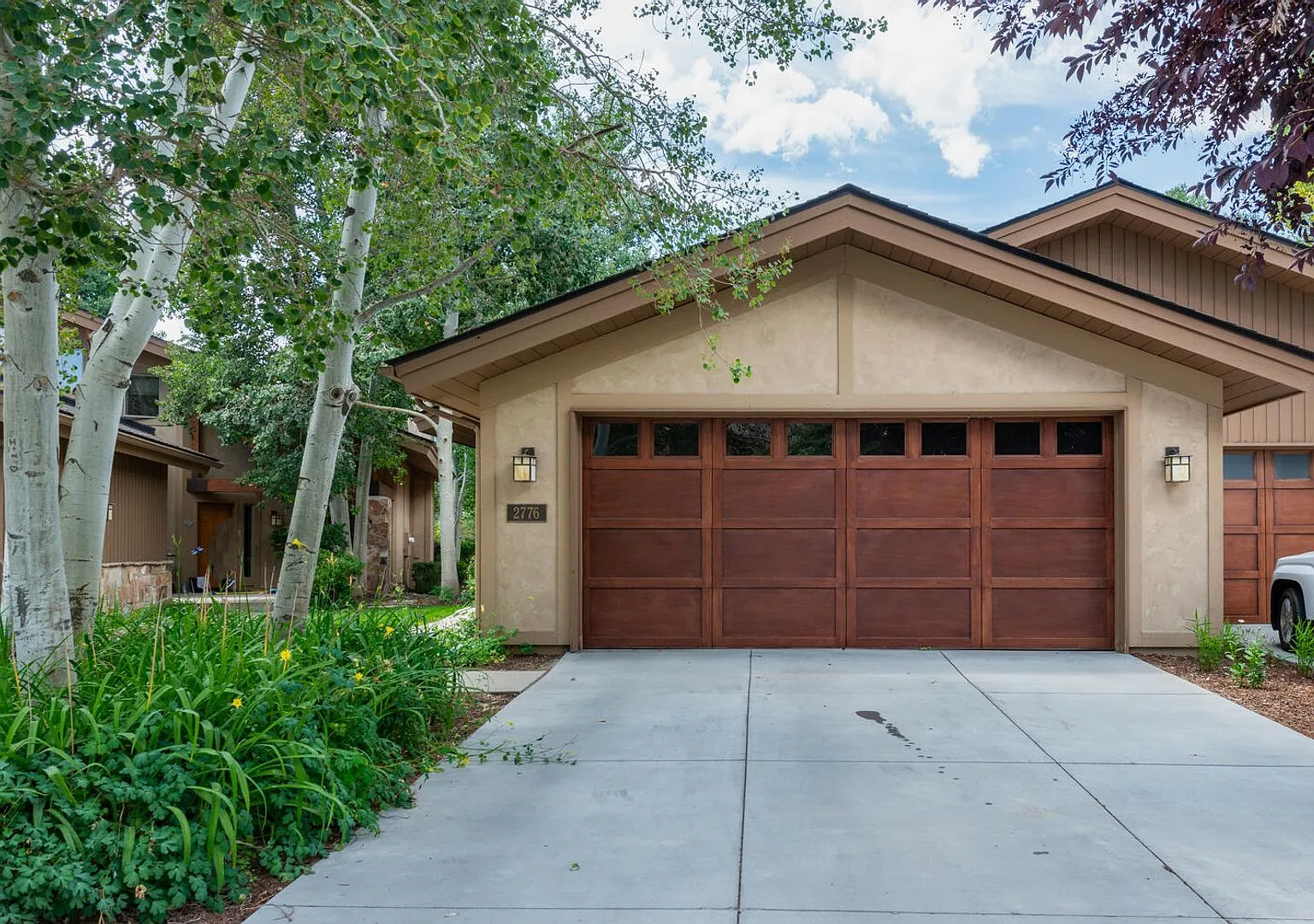 Rarely Available Cozy Park Meadows Townhome — Photo 1