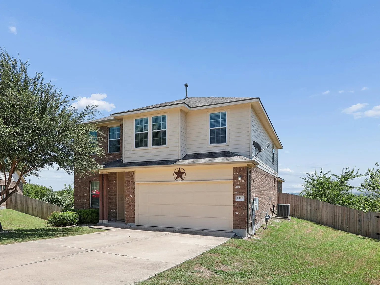 4 bed, 2.5 bath, 2614 sqft, $2,300 — Photo 2