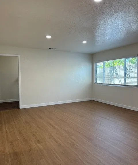 9245 Mills Ave — Photo 9
