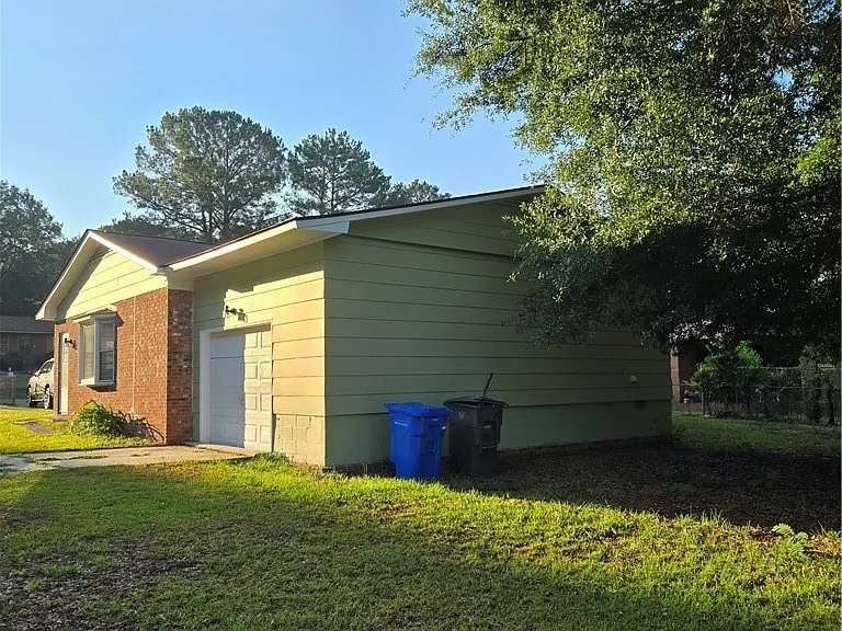 704 Dwain Dr — Photo 2