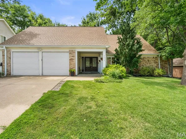 2045 Country Field Dr, Chesterfield, MO 63017