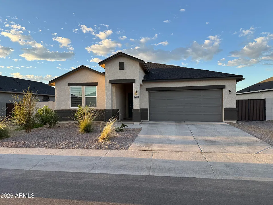 1527 E Glazier Dr