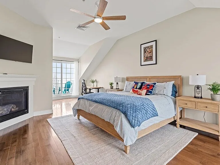 189 E Grand Ave #4 — Photo 9