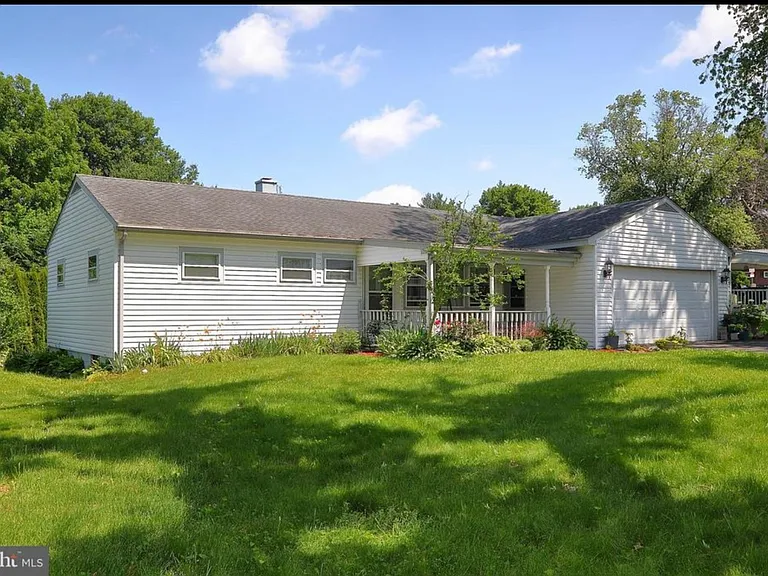 68 Pilgrim Dr — Photo 2