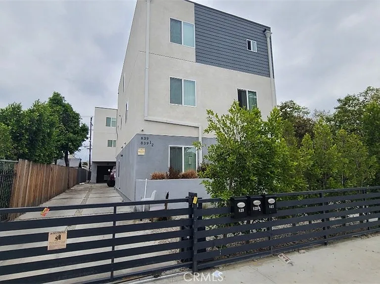 839 E 32nd St — Photo 3