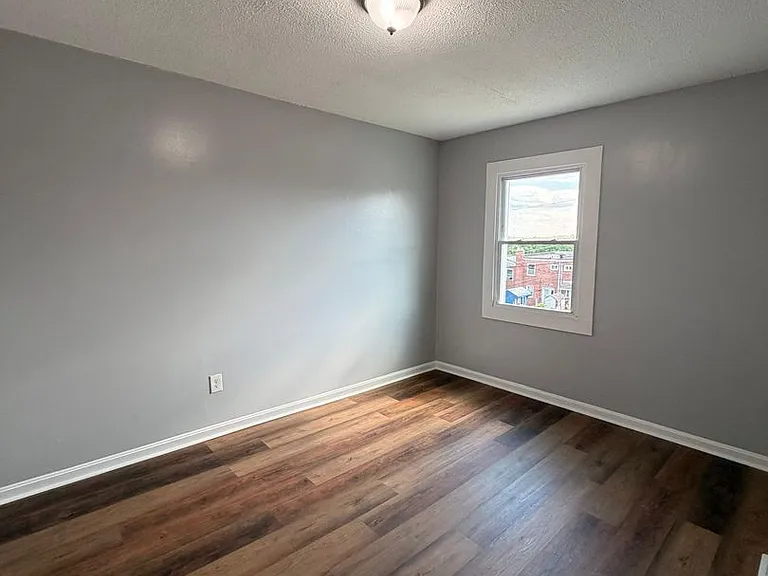 932 Elton Ave — Photo 9