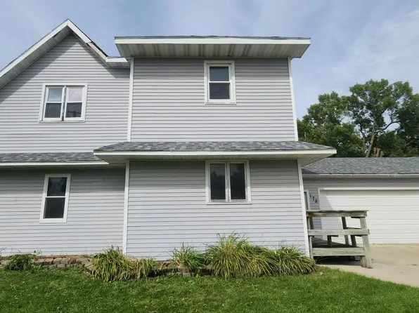 178 1st St NW, Britt, IA 50423