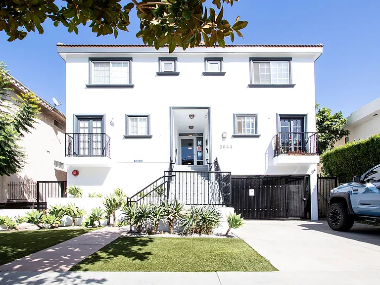 Discover Modern Townhome Living in Palms - 1 & 2 Bedrooms Available, Moments from Culver City! — Photo 1