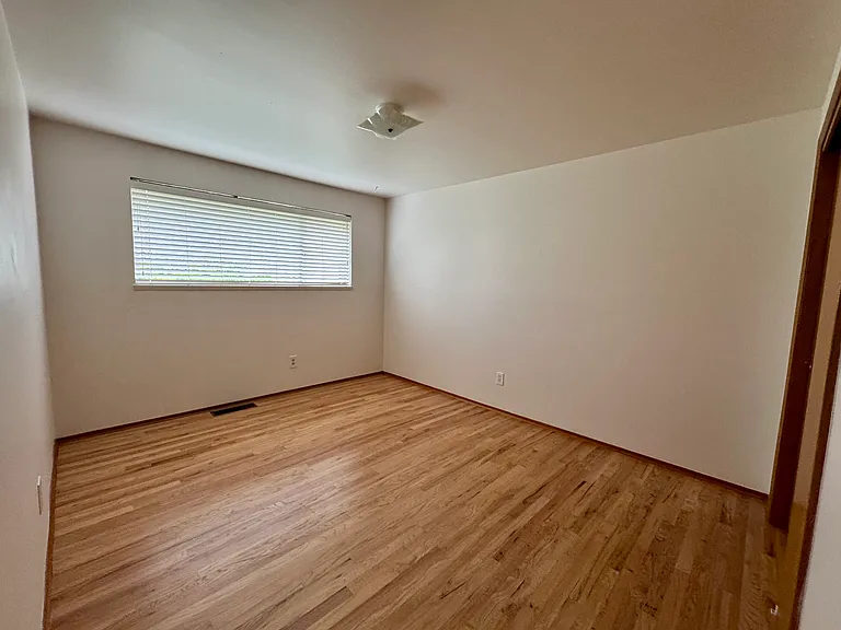 Bedroom w/polished oak floors