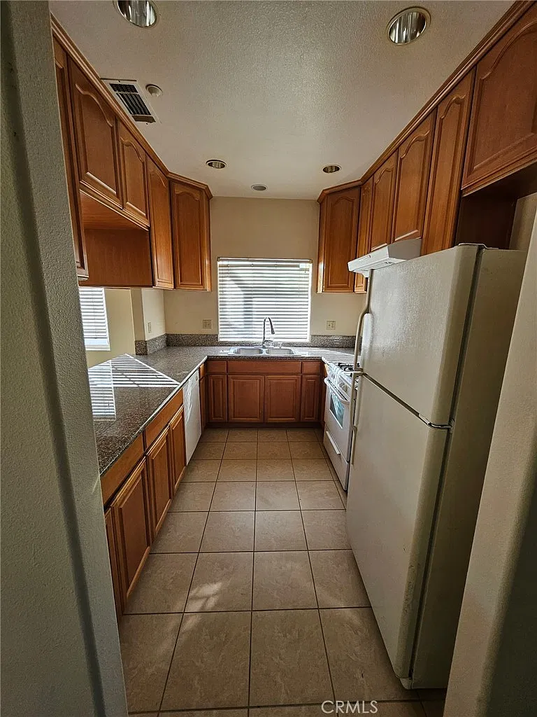 3 bed, 1200 sqft, $3,300 — Photo 2