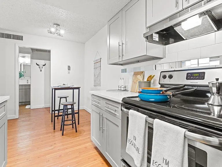 3401 Red River St — Photo 5