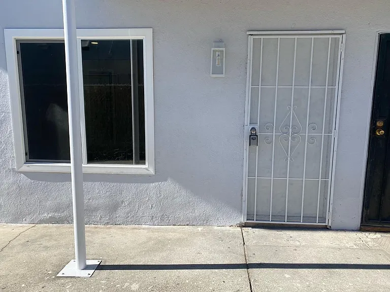1057 E Hyde Park Blvd #A — Photo 2