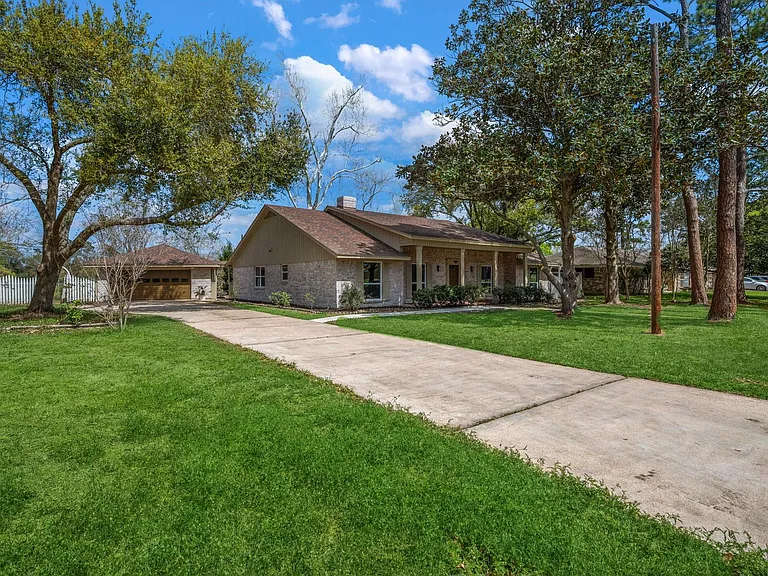 210 Ridgemont Dr — Photo 2