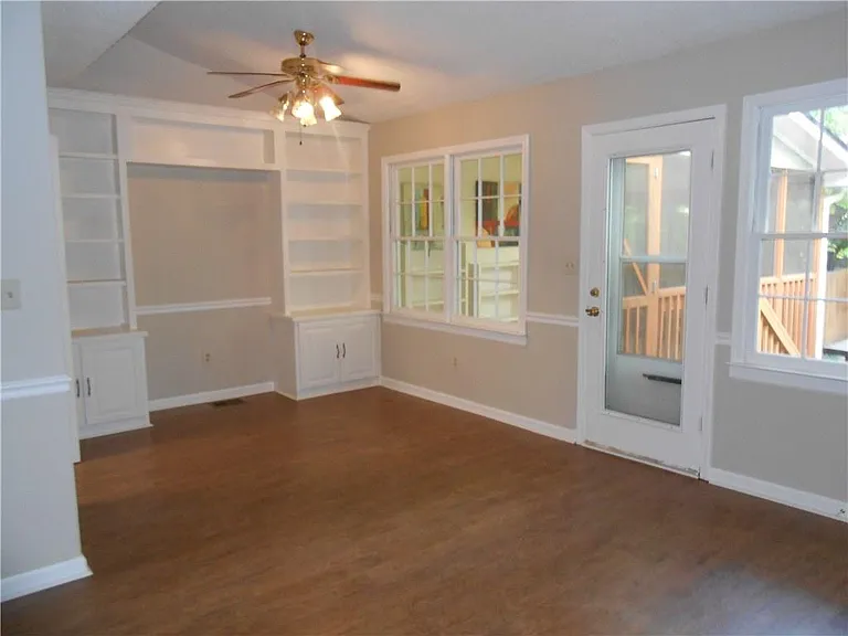 1135 Country Club Pl NW — Photo 4