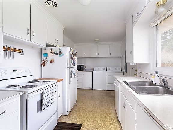 Washer and Dryer are included in sale !