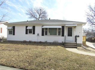 201 10th Ave, Hiawatha, IA 52233