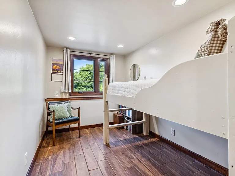333 Crest Dr — Photo 2