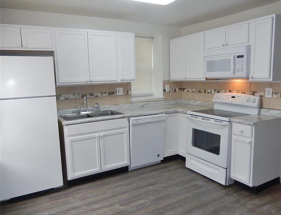 Kitchen with Stove, Refrigerator and Dish Washer