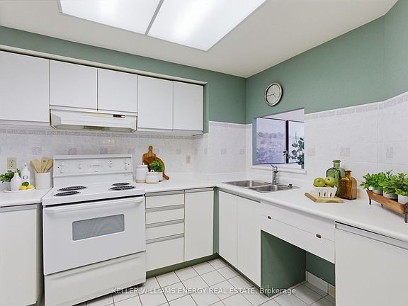 5th image of 711 Rossland Rd E #901