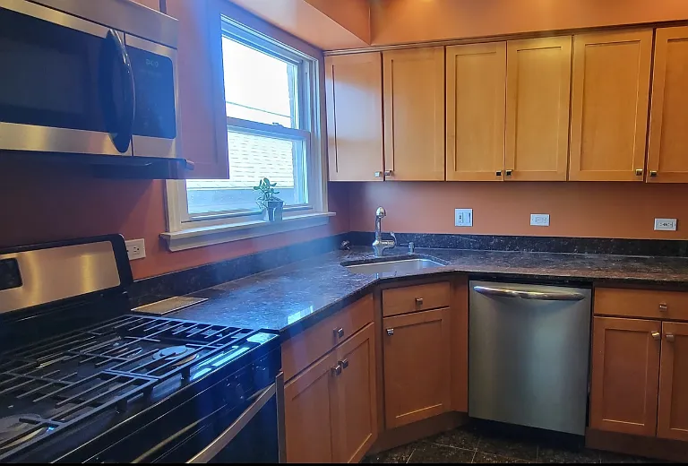 6105 N Wolcott Ave #301 — Photo 3