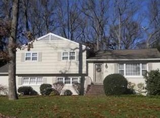 318 Meadowbrook Rd, Wyckoff, NJ 07481