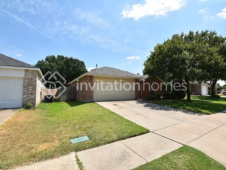 1105 Whistle Stop Dr — Photo 1