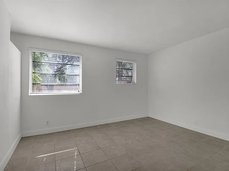 1116 S 17th Ave — Photo 12