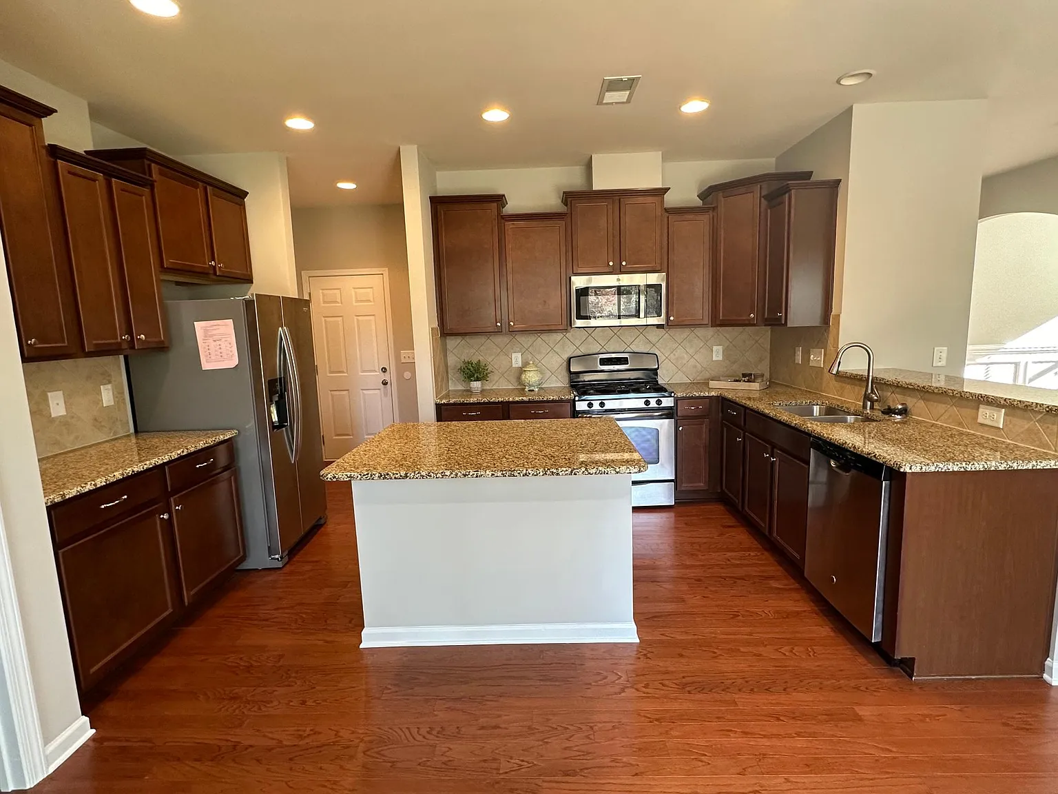 4 bed, 2.5 bath, 2670 sqft, $2,550 — Photo 4