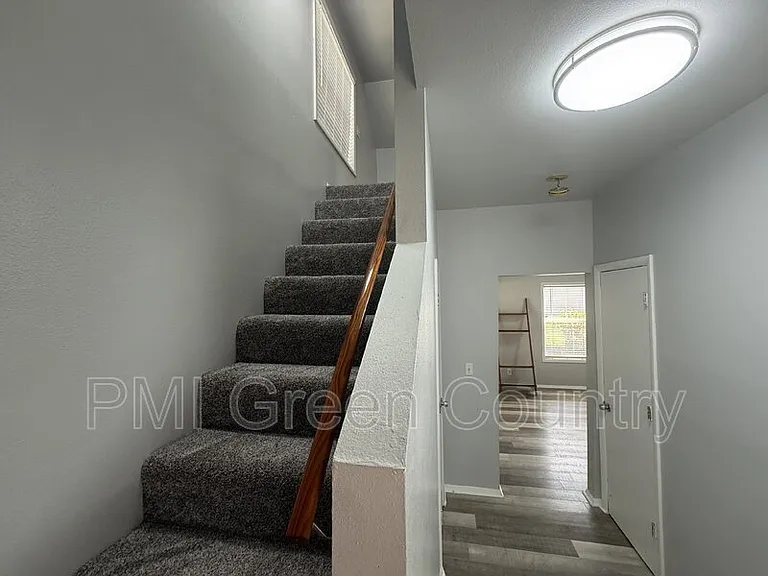 212 W Pecan St — Photo 12