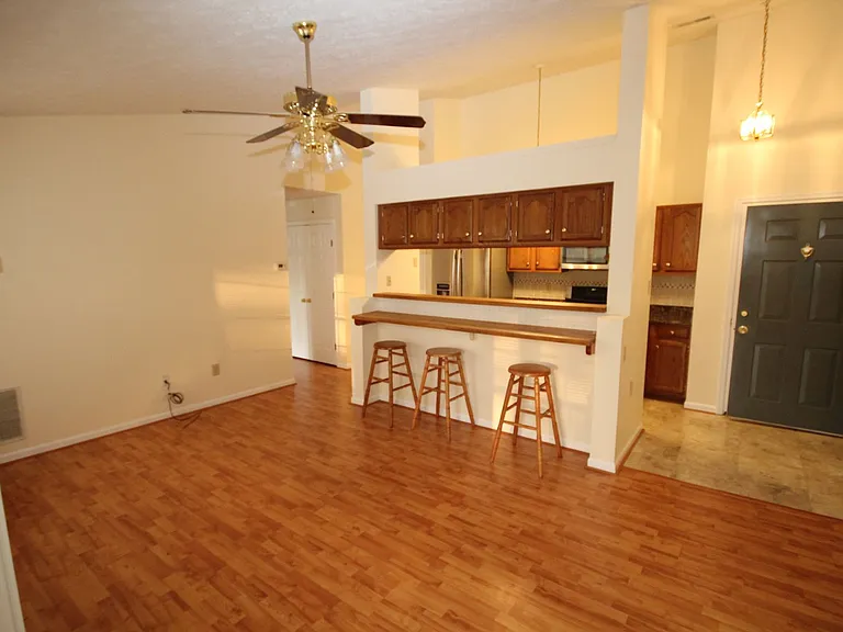 1002 Jessicas Ct #J — Photo 7