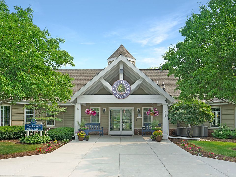 Manchester Oaks Clubhouse Entrance