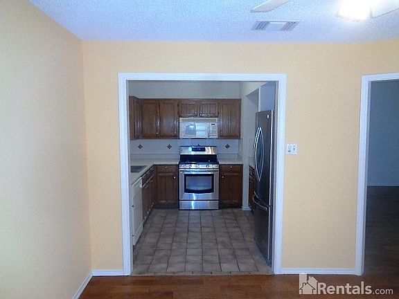 3rd image of 2002 Peakwood Dr