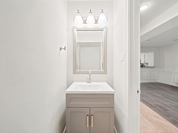 5th image of 2357 Southgate Sq