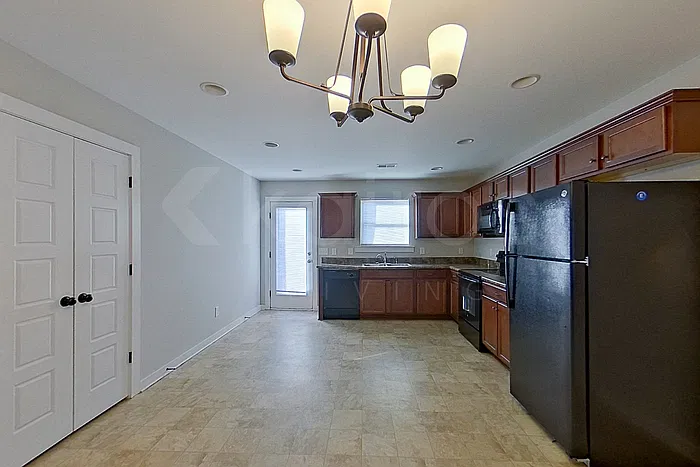 4 bed, 2.0 bath, 1660 sqft, $1,795 — Photo 2
