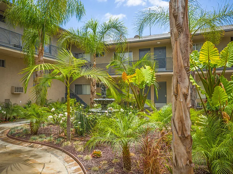 334 S. Hobart Blvd — Photo 5