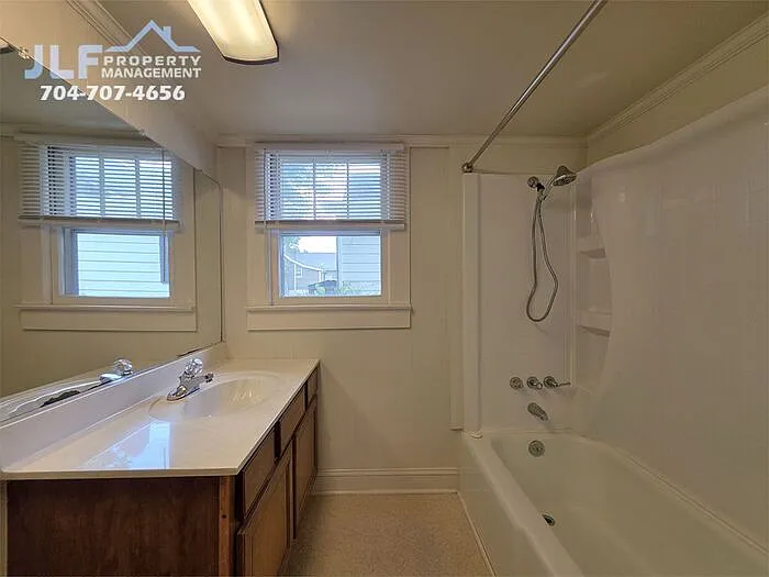 215 College St — Photo 11
