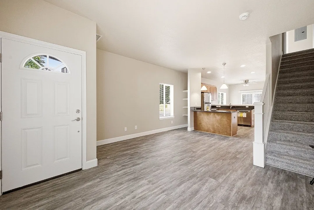 3 bed, 2.5 bath, 1400 sqft, $2,600 — Photo 3