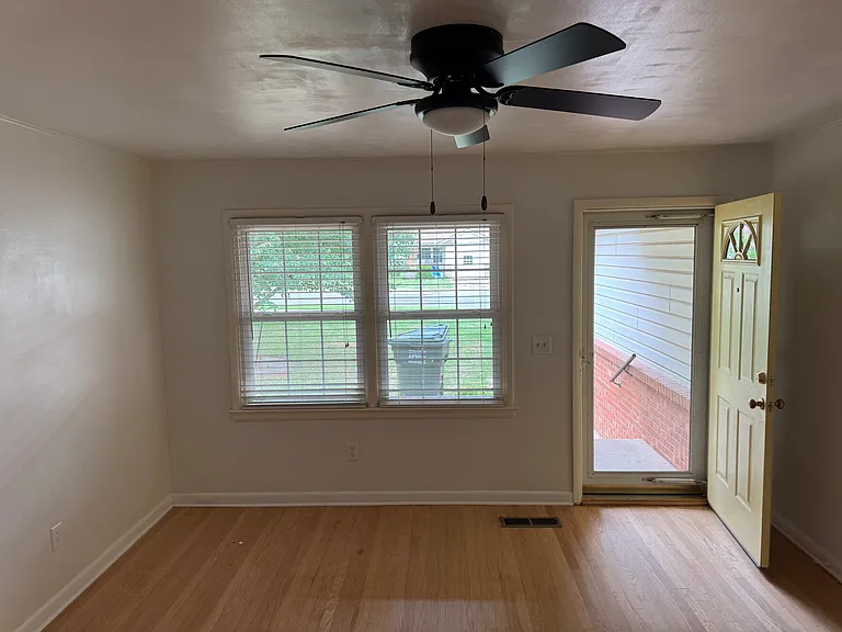 331 W Hurd St — Photo 3