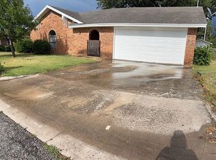 134 N 11th St, Jacksboro, TX 76458